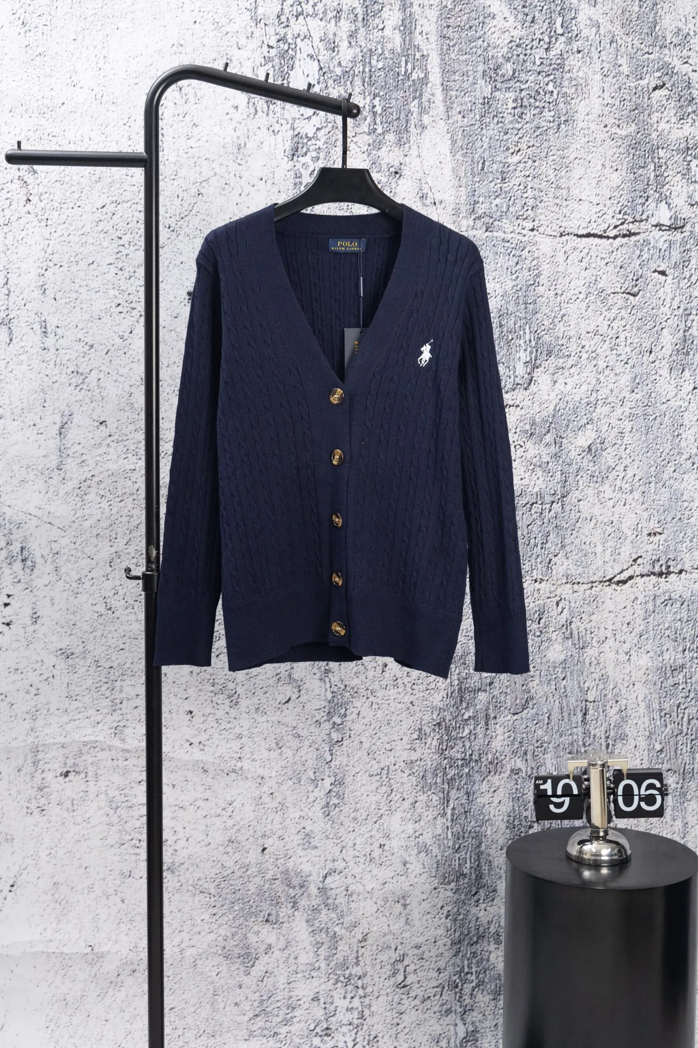 P190 Ralph Lauren Classic V-neck Solid Color Pony Embroidered Logo Knitted Cardigan Long Sleeve Ralph Lauren Classic Basic Versatile Twist Knitted Cardigan Long Sleeve Main supply platform live broadcast Wholesale entity Replenish when out of stock Not removed from the shelves Quality 1:1 patterning Complete three standards Correct version of pony logo Imported quality cotton yarn Focus on high-end Cost-effective Good quality Needless to say Zhao Lusi's same style is really amazing, so sweet I'm so beautiful. This cardigan is really good-looking. It's simple and easy to wear. It's a must-have for goddess ootd. Good-looking clothes are never picky. A must-have in the wardrobe of goddesses. Size: S-XL. Color: Navy blue, red, khaki, dark gray.